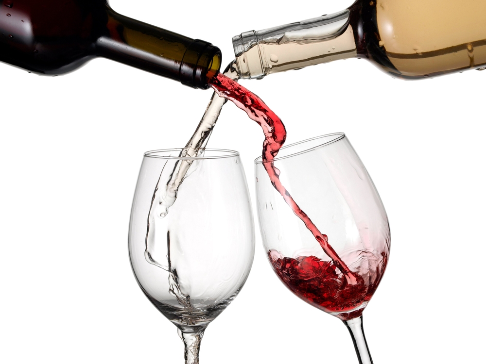 Два бокала вина ремикс. Вино на белом фоне. Бокал красного вина. Вино наливают в бокал.
