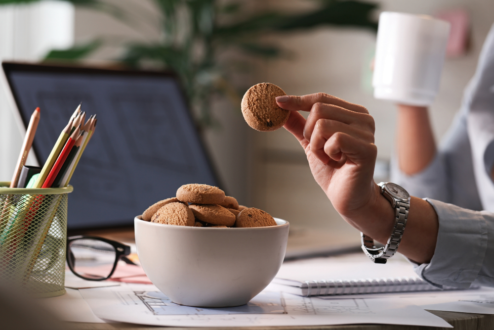 Work sweet work. Есть печенье на работе. 10 Продуктов, которыми диетологи разрешили заедать стресс.